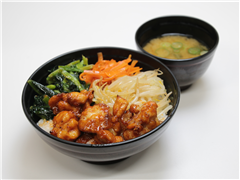 【準優秀賞】野菜のナムルとヤンニョムチキン丼
