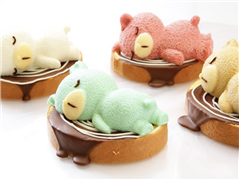 眠るくま 842円～1,058円　切り株に見立てたチョコロールケーキの上で くまさんがお昼寝
