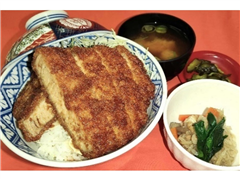 ◇ハレの日ソースカツ丼（1,700円）看板メニューのソースカツ丼の中でも、カツにこだわった逸品です。通常の約２倍のサイズのカツをジューシーに仕上げました。 少しシェアしても十分満足できるボリューム感。もちろんガッツリをお求めの方には最適です。
