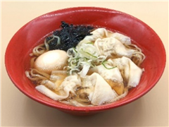 ◇オラホーワンタンメン（890円）ワンタンに合うよう生姜を利かせたスープに、平打ち縮れ麺がよく絡みます。