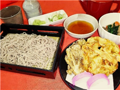 ◇満天手打ちそば（1,700円）信州名産の手打ち二八そばに、揚げたての舞茸天とかき揚げを添えた、贅沢な一品です。