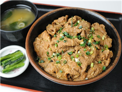 釈迦堂PA（上り)　フードコート「メガ盛り豚もつ丼定食」1,100円